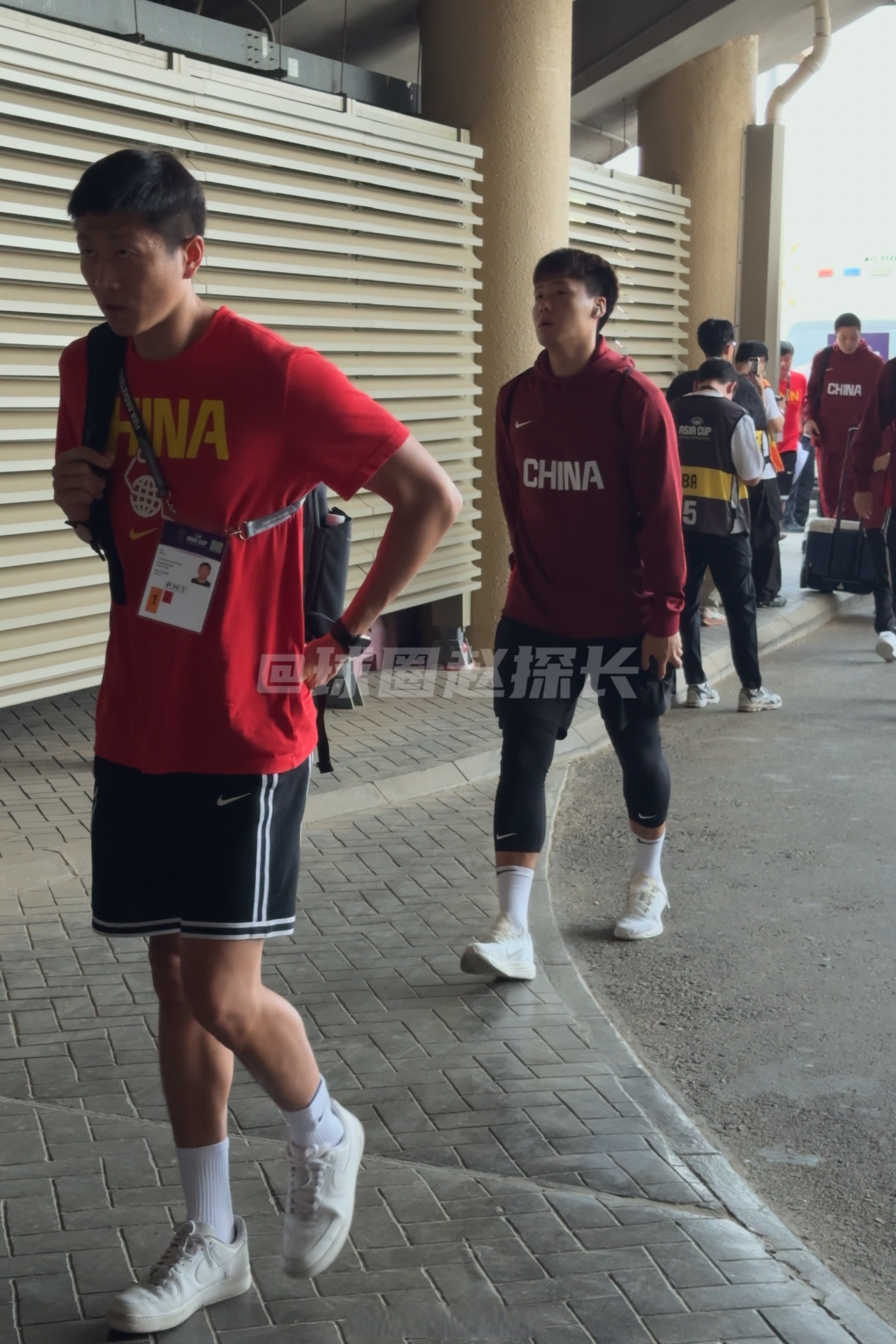 包含今夜洛杉矶快船备战中超，临场应变细节曝光，媒体盛赞，资深球员宣示担当的词条