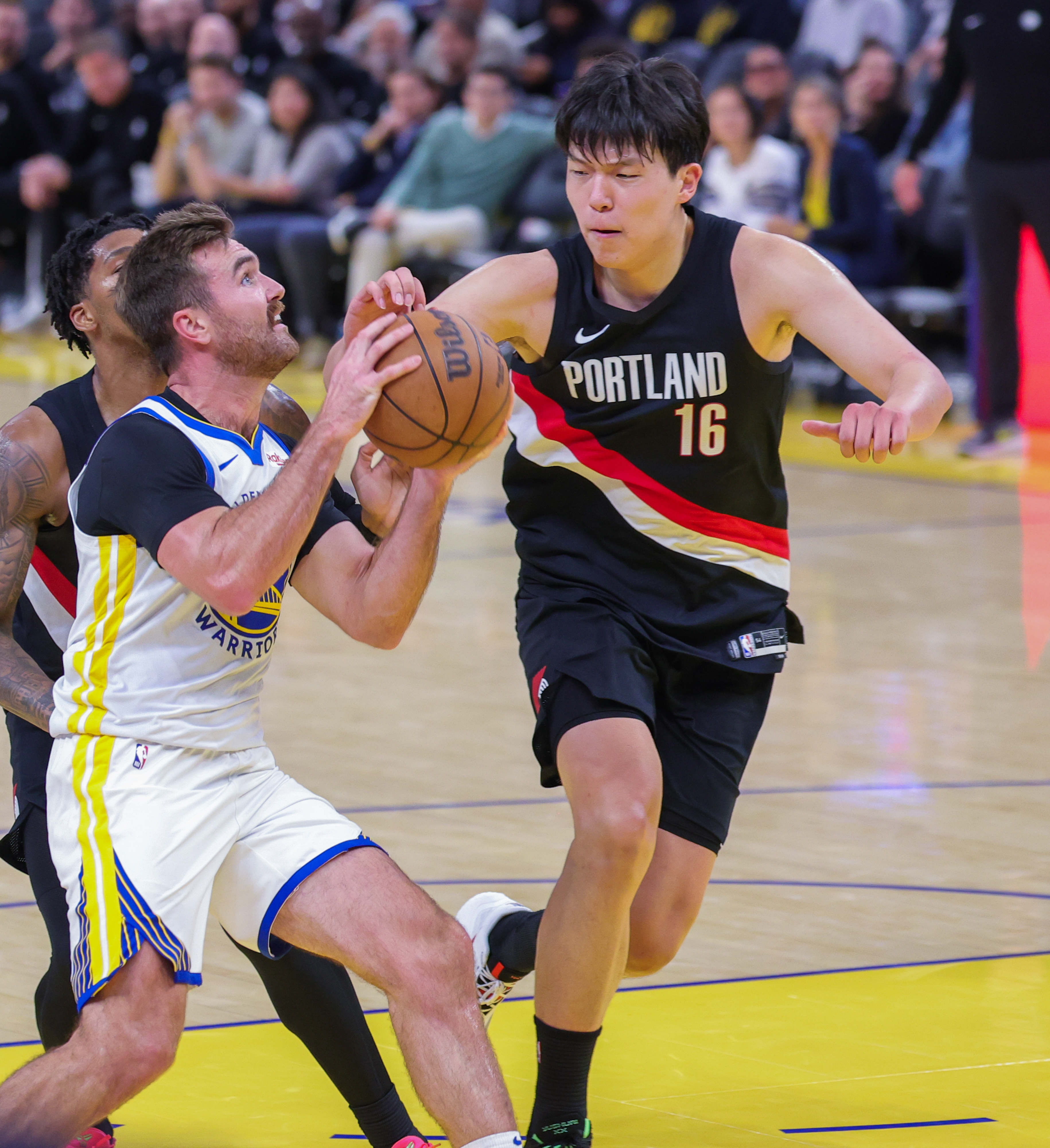 英雄联盟-转会期金州勇士防线松动：NBA总决赛节点到来，气氛紧张，团队化学反应显著的简单介绍