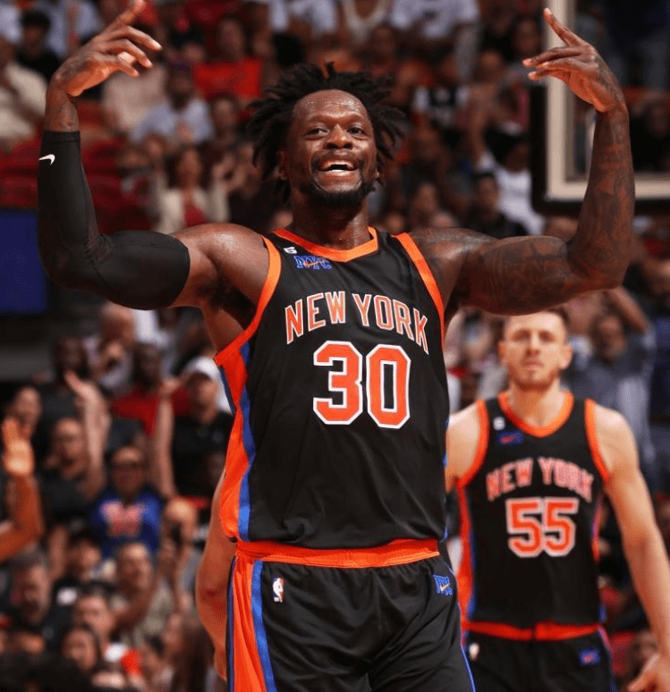 英雄联盟-赛前纽约尼克斯备战欧联，主帅复盘细节曝光，悬念犹存，心理建设被强调的简单介绍